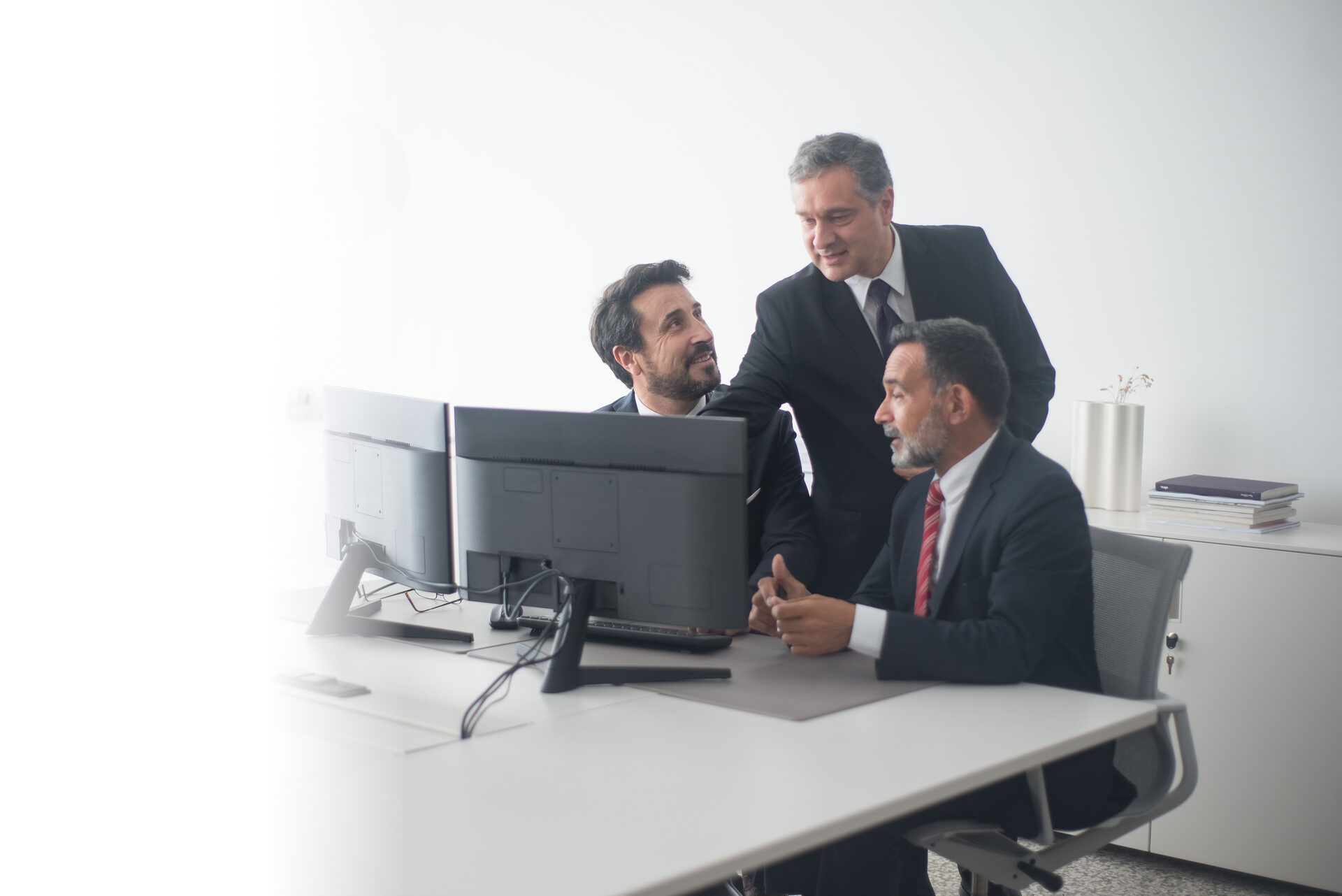 Dirigeants de PME échangeant autour de leur environnement informatique